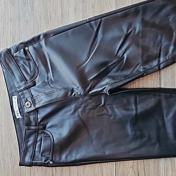 Zara Black Vegan Leather Slight Flare Cropped Pants 4 NWOT - Picture 1 of 8